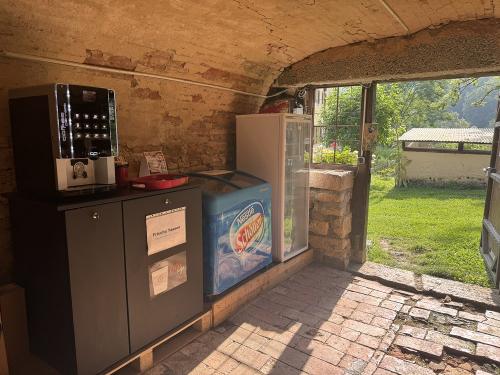 Gewölbekeller mit Kaffeemaschine und Eistruhe