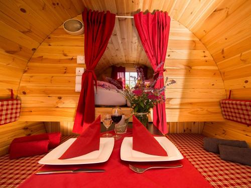 Gemütlicher Sitzplatz im Weinfass