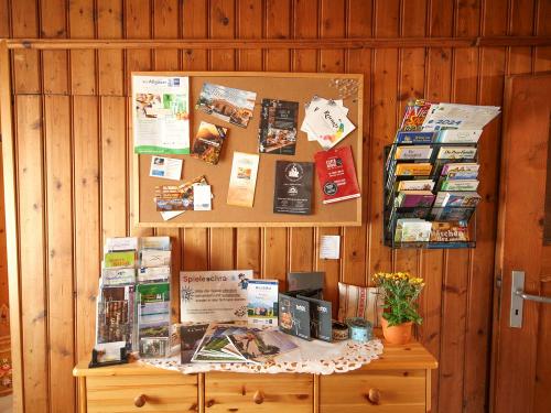 Spieleschrank oben Ferienhof Eberle 10-2024