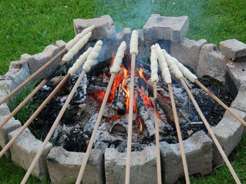 Stockbrot am Lagerfeuer Stockbrot am Lagerfeuer