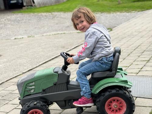 Die Kinder dürfen viel Spaß haben mit unseren Fahrzeugen Die Kinder dürfen viel Spaß haben mit unseren Fahrzeugen