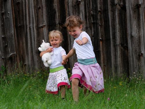 Kinder dürfen toben und Spaß haben im großen Garten Kinder dürfen toben und Spaß haben im großen Garten