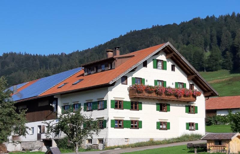 Bio Bergbauernhof Bentele mit Alpseeblick