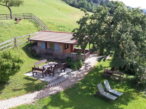 Gartenhaus mit Trasse und Liegewiese