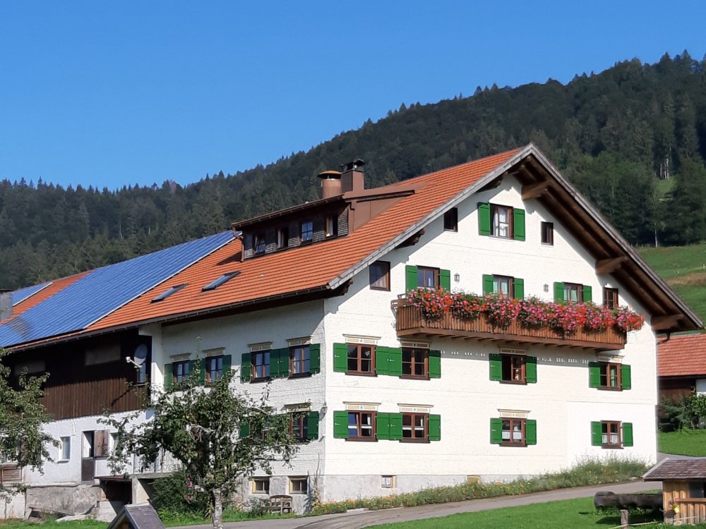 Bio Bergbauernhof Bentele mit Alpseeblick