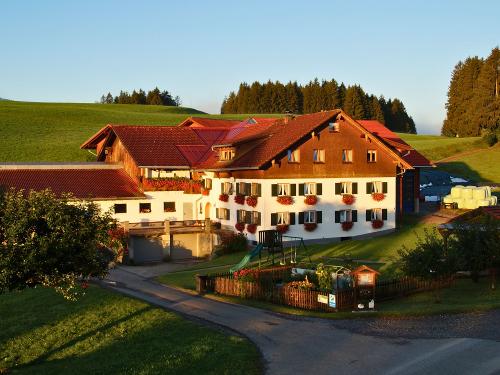 Hofansicht bei Sonnenaufgang Hofansicht bei Sonnenaufgang