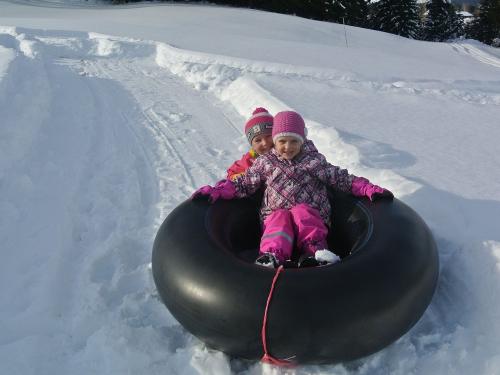 Rodeln mit einem Traktorreifen, schon mal ausprobiert?