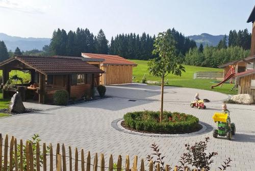 Hier können Ihre Kinder mit unserem Kinderfuhrpark fahren