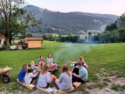 Stockbrot Grillen der Kinder