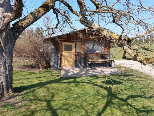 Gartenhaus, davor ist eine Sitzgelegenheit