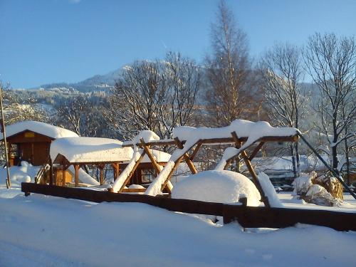 Selbst im Winter können Ihre Kinder durch unseren Garten toben