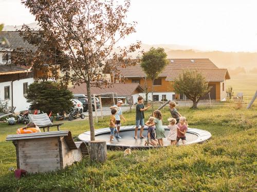 alle Strublhofkids spielen zusammen alle Strublhofkids spielen zusammen