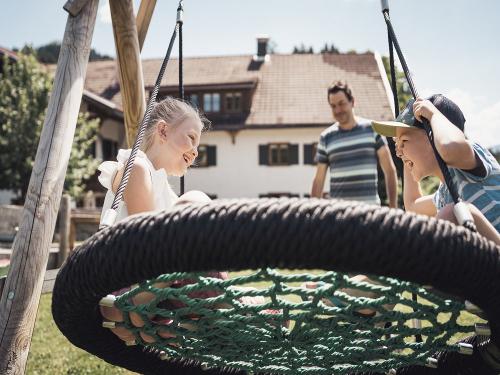 Beim Bergbauern Zeller_Nestschaukel