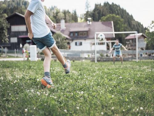 Beim Bergbauern Zeller_Fußball spielen_Torschütze