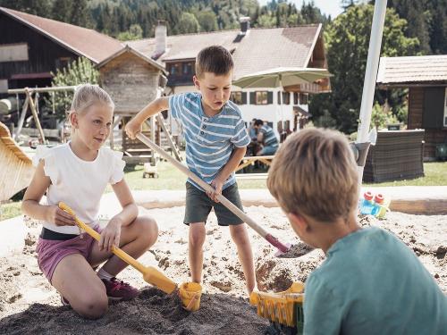 Beim Bergbauern Zeller_Kinder im Sandkasten
