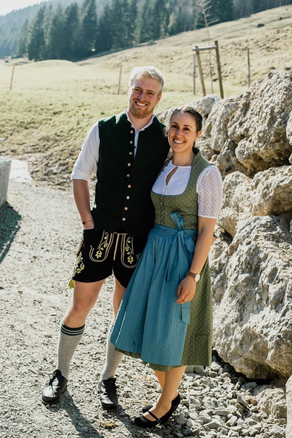 Kind streichelt Hasen