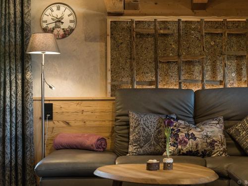 gemütliches Sofa mit gepresstem Heu als Wandgestaltung - Luxuswohnung Bella