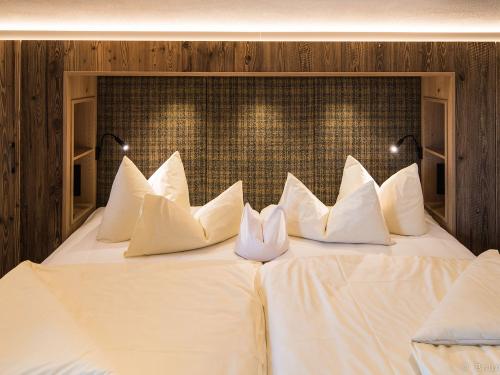 Luxus-Altholz-Schlafzimmer mit großem Familienbett 2,40 m breit  Wohnung  Bella