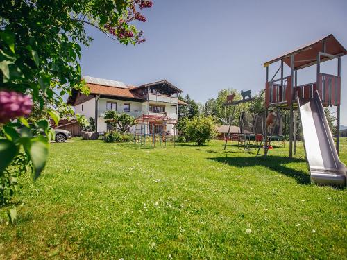 mit Spielplatz