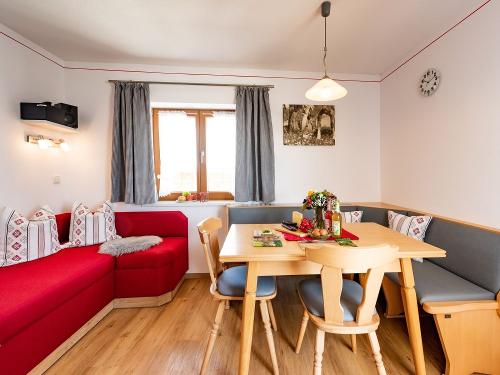 Wohnküche mit Sofa und gemütlicher Eckbank