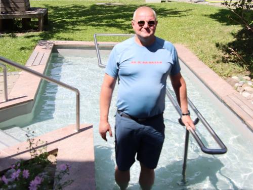 Erfrischung im Tretbecken in Moosbach