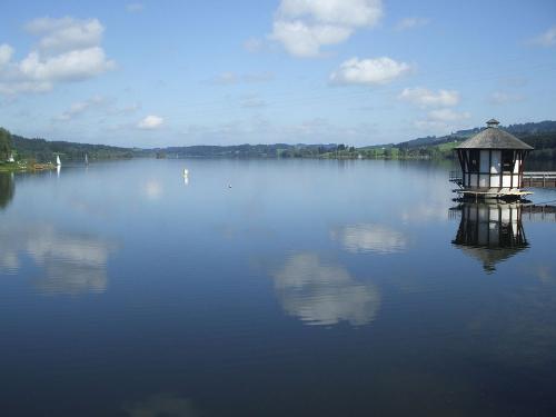 Der Himmel spiegelt sich im Rottachsee