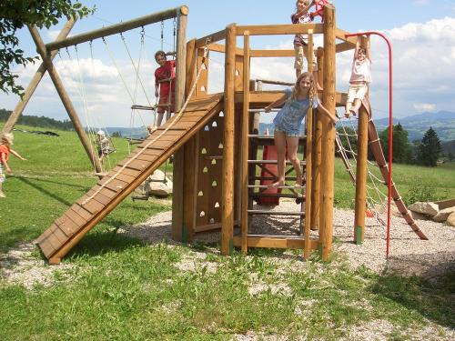 Spielplatz mit Spielturm