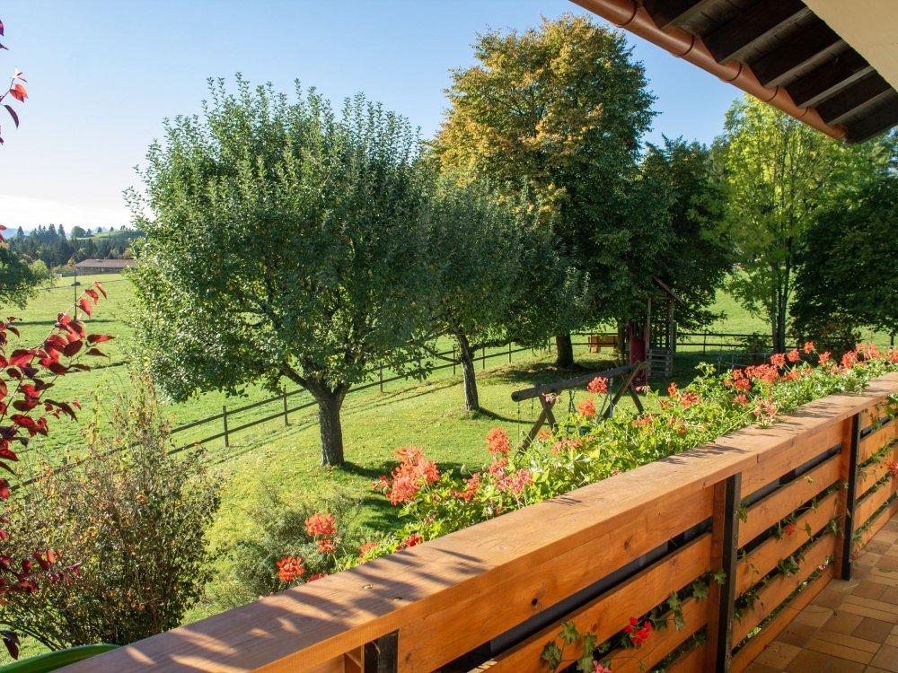 Balkon mit Blick auf den Garten Balkon mit Blick auf den Garten