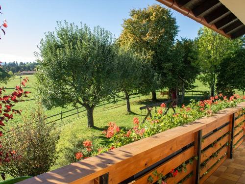 Balkon mit Blick auf den Garten