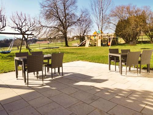 Terrasse mit Blick auf den Spielplatz
