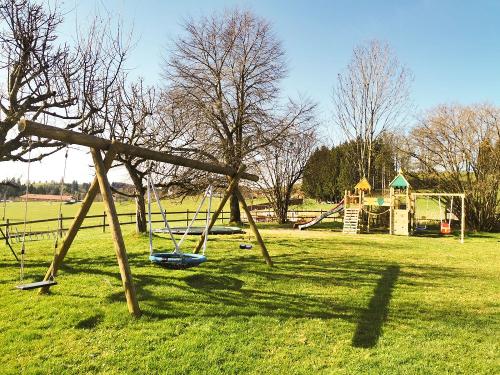 Unser Garten mit Trampolin ebenerdig