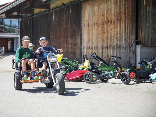 viele Fahrzeuge laden zum Spielen ein viele Fahrzeuge laden zum Spielen ein