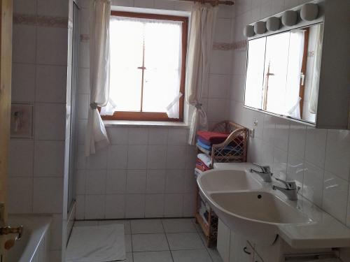 de160320-1a9c-4a40-accb-fd8da3c08070