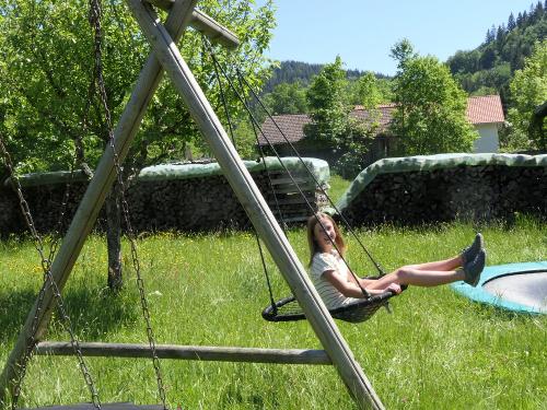 große Schaukel neben vielen Schaukeln