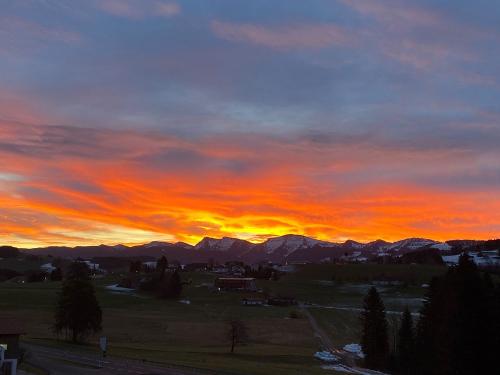 Sonnenaufgang am Bauernhof Wiedemann