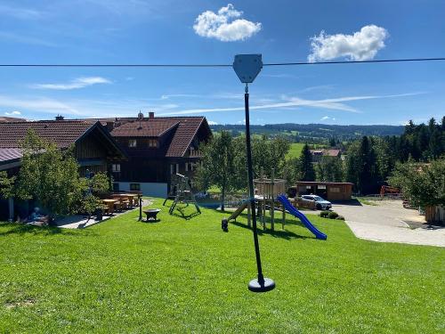Spielplatz mit Seilbahn