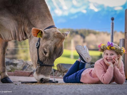 Emely mit Kuh