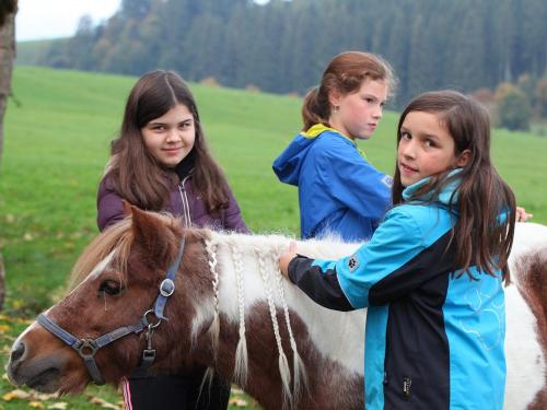 beidertglichenftterungundpflegebehilflich
