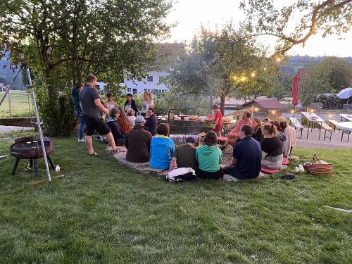 Stockbrot und Würstchen am Lagerfeuer grillen