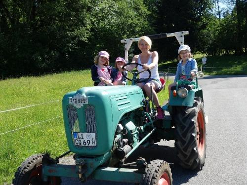 Traktorfahren mit dem Kramer auf dem Ferienhof Sinz