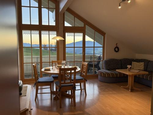 Wohnküche mit Blick in die Schweizer Berge in der Wohnung Rothachtal - Ferienhof Sinz