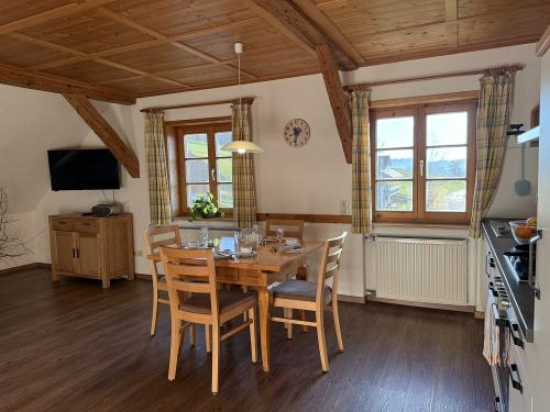 Helle Wohnküche in der Wohnung Pfänder - Ferienhof Sinz
