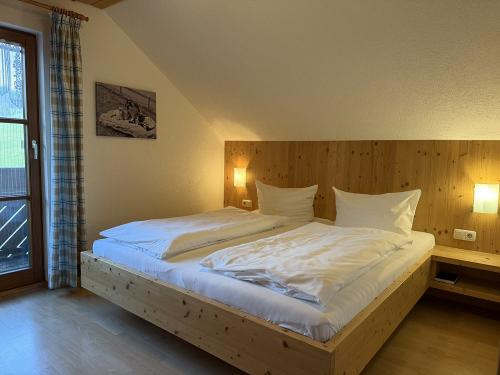 Bequemes Doppelbett in der Wohnung Krähnberg - Ferienhof Sinz