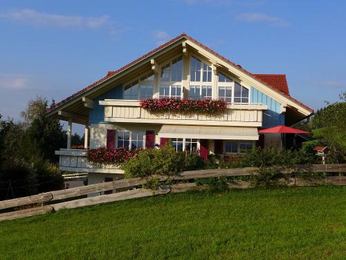 Das blaue Haus mit den Wohnungen Säntis und Rothachtal