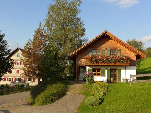 Das Lifthäuschen mit den Wohnungen Krähnberg und Lifthäusle - Ferienhof Sinz
