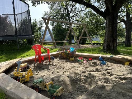 Sandkasten für kleine Architekten und Kuchenbäcker - Ferienhof Sinz