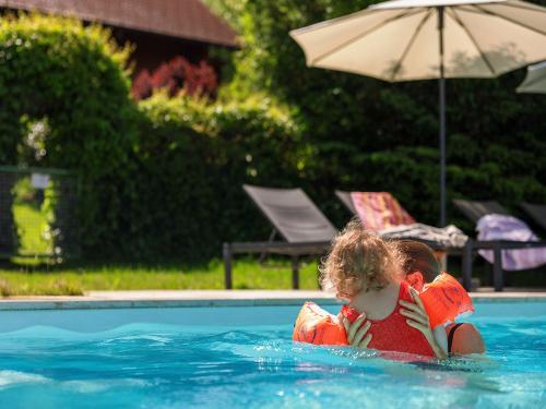 Im Salzwasserpool - Ferienhof Sinz - Bild Julie Baaske