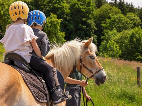 Ponyreiten - Ferienhof Sinz - Bild Julie Baaske