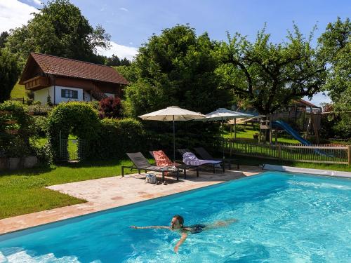 Im Salzwasserpool Schwimmen - Ferienhof Sinz - Bild Julie Baaske