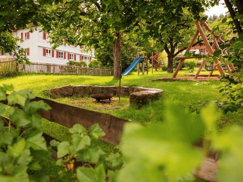 Grillstelle im großen Garten - Ferienhof Sinz - Bild Julie Baaske